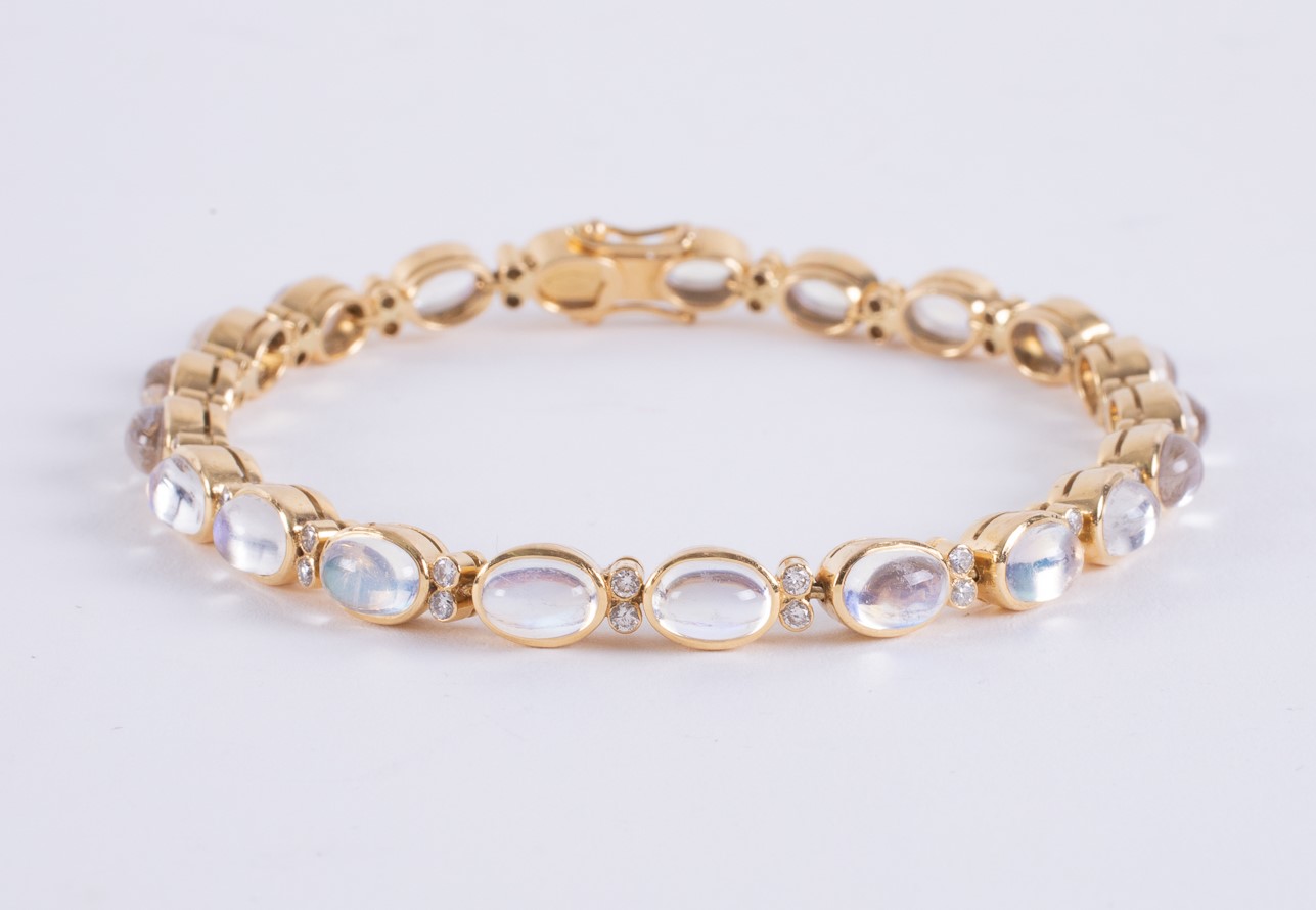 An 18ct yellow gold bracelet set with oval cabochon cut moonstones, measuring approx. 5.5mm x 4mm ( - Image 2 of 2