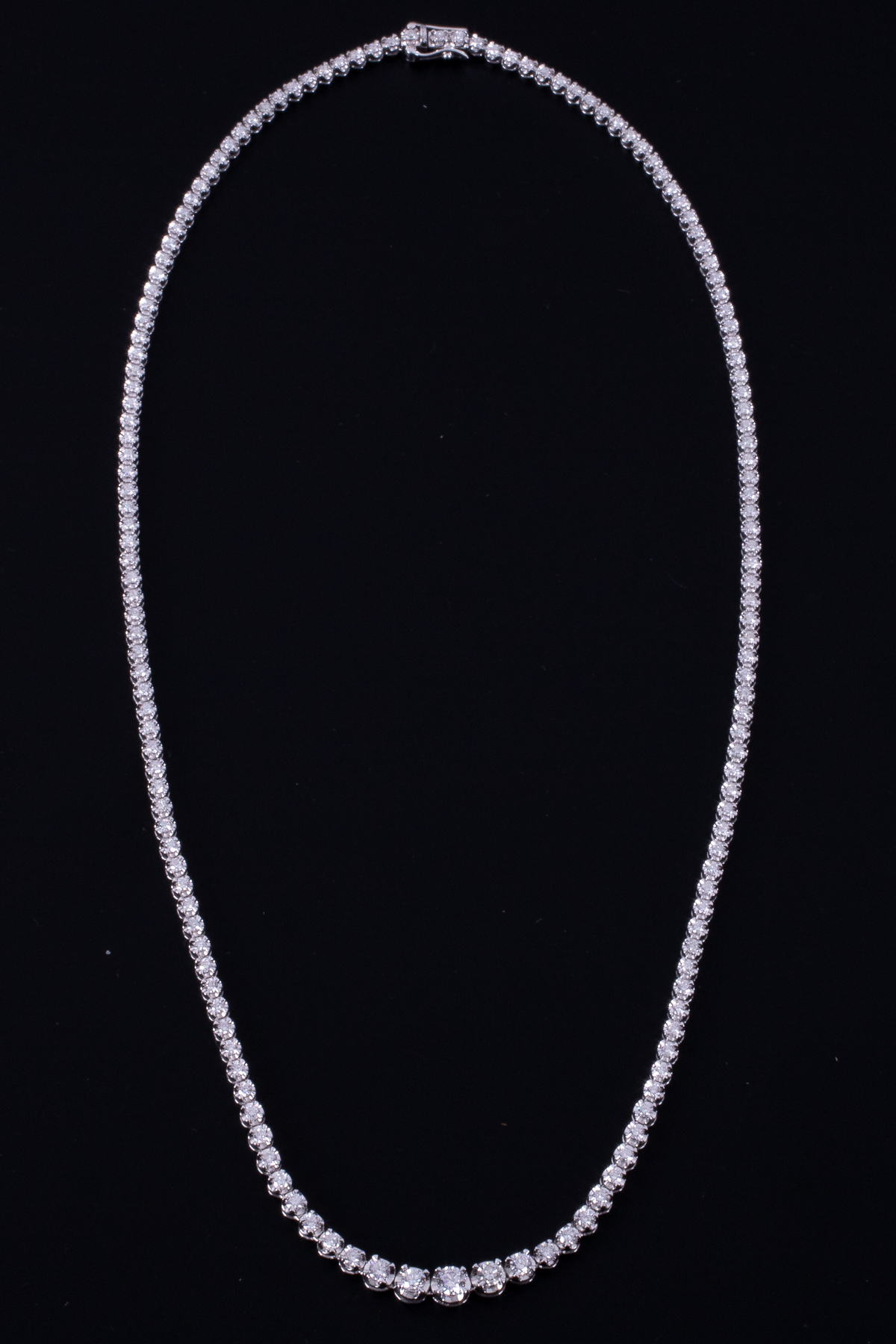 A fine 18ct white gold 17" graduated diamond necklace set with approx. 2.00 carats (total - Image 2 of 3