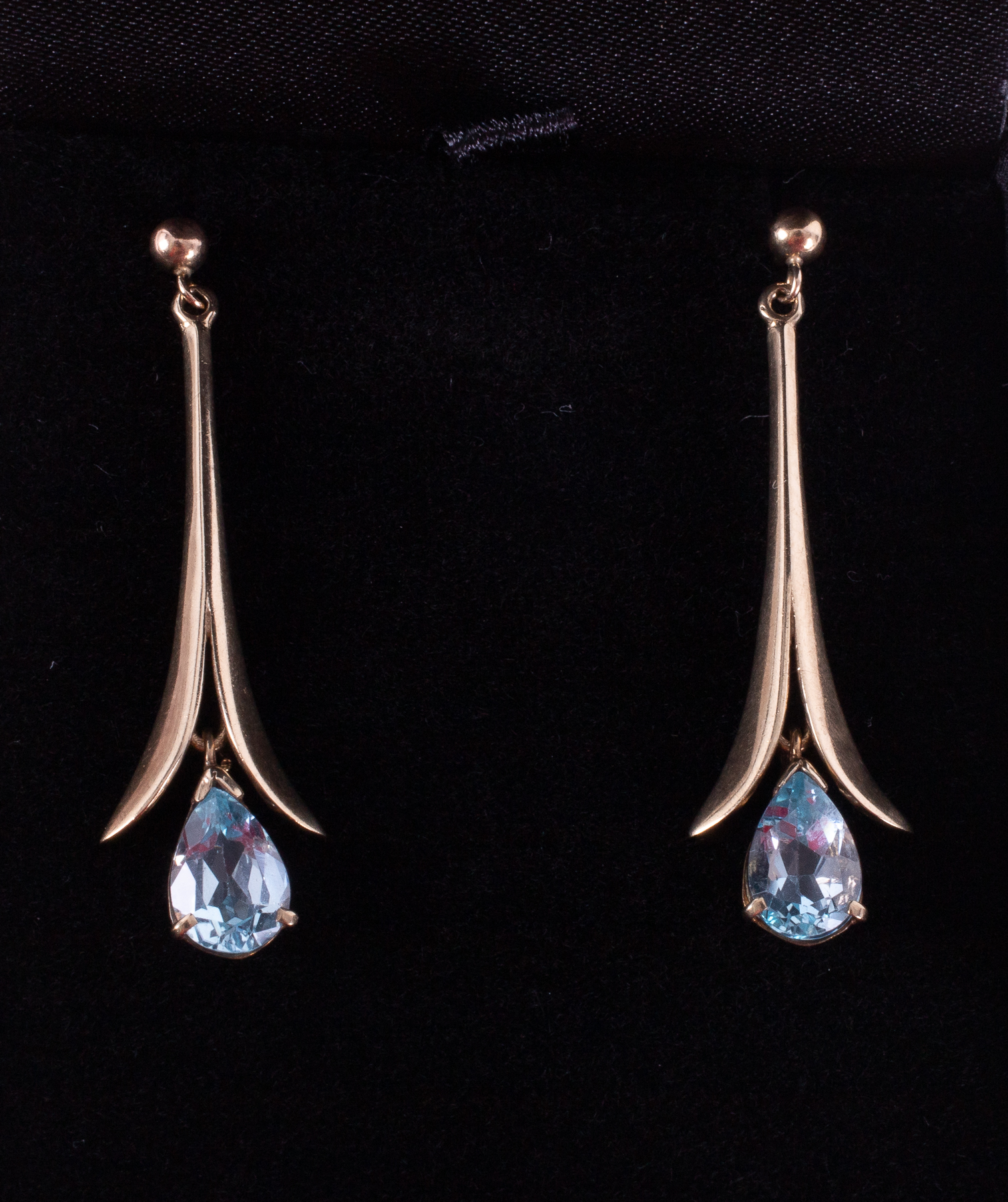 A pair of 9ct yellow gold drop earrings set with a pear shaped blue topaz, total weight of blue - Image 2 of 2