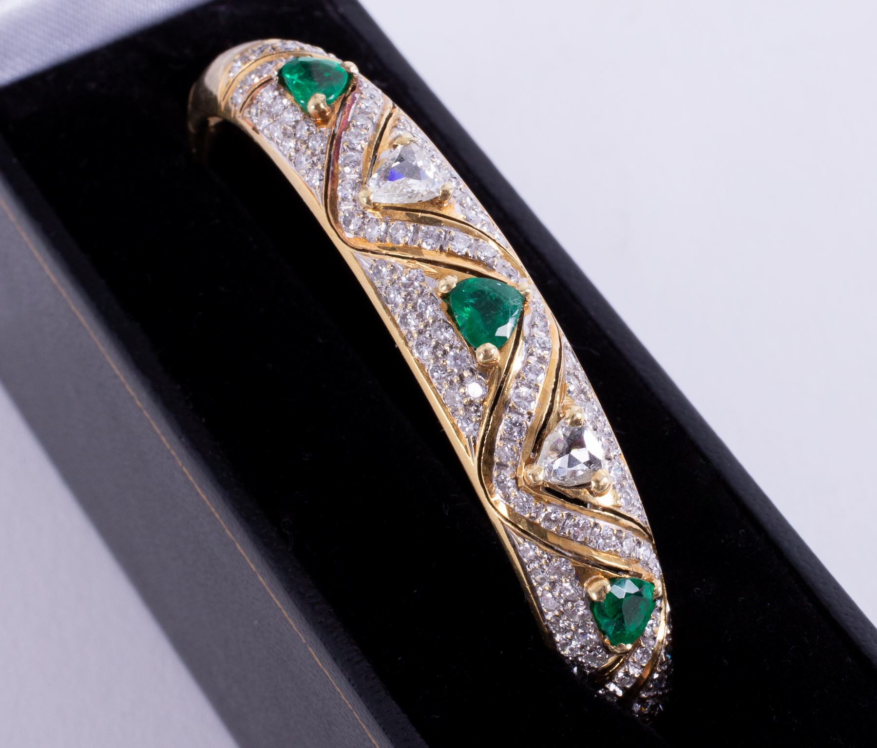 An impressive 18ct yellow gold bangle set with three heart shaped emeralds, approx. - Image 3 of 4