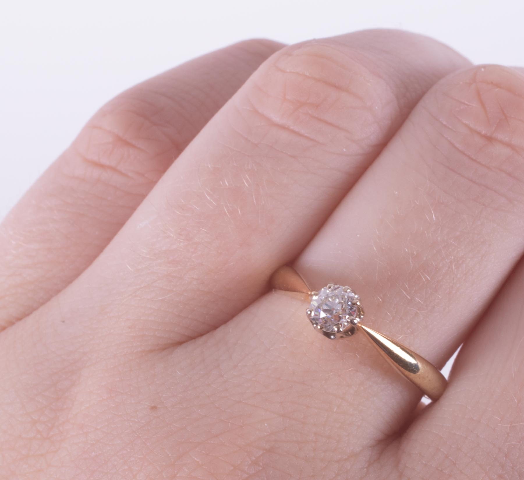 A yellow gold & platinum ring (no hallmarks but assessed to be 18ct), set with an old round cut - Image 2 of 2