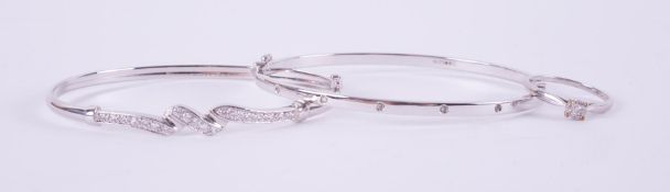 A mixed lot including a 9ct white gold bangle set with five small round cut diamonds, oval