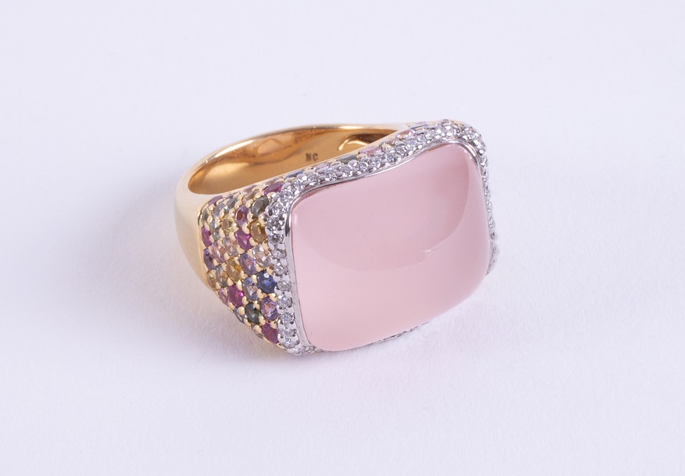 An impressive & ornate 18ct yellow gold ring set with a central arched rectangular cabochon cut rose - Image 4 of 4