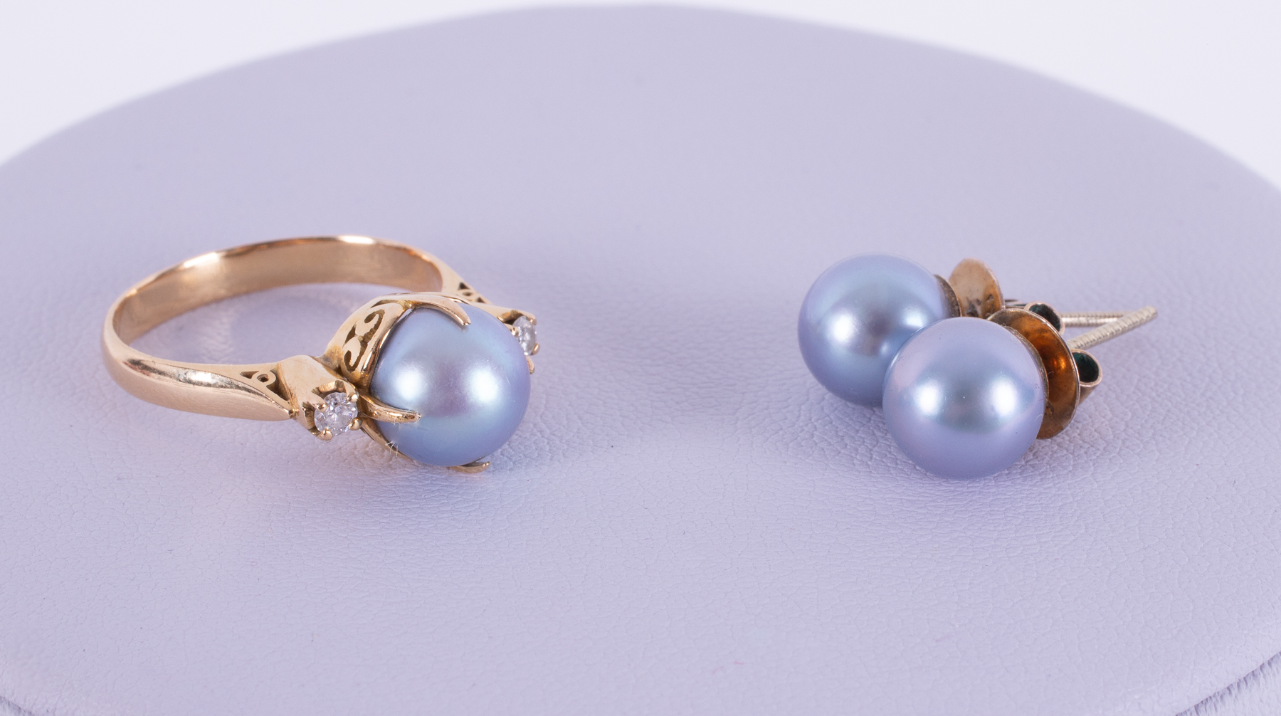 A set to include an 18ct yellow gold ring set with an 8mm blue dyed freshwater pearl & set to each - Image 2 of 3