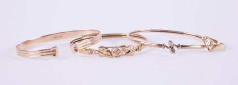 A mixed lot including a 14k yellow gold wishbone style ring, 2.10gm, size M, a 14k yellow, rose &