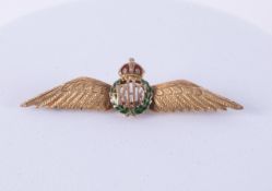 A 9ct yellow gold & red & green enamel RAF brooch, measuring approx. 5,5cm x 1.5cm, pin & safety