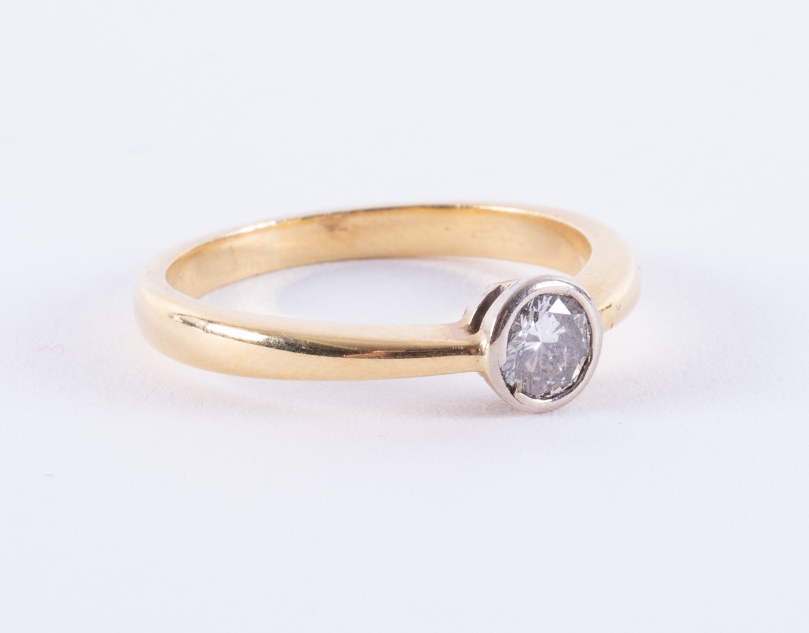 An 18ct yellow & white gold ring set with a round brilliant cut diamond, approx. 0.25 carats (the - Image 2 of 2