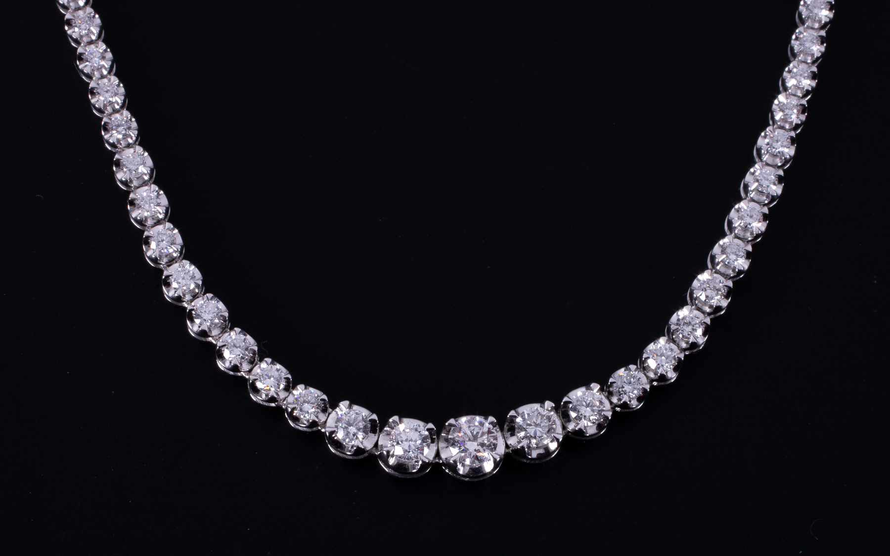 A fine 18ct white gold 17" graduated diamond necklace set with approx. 2.00 carats (total - Image 3 of 3