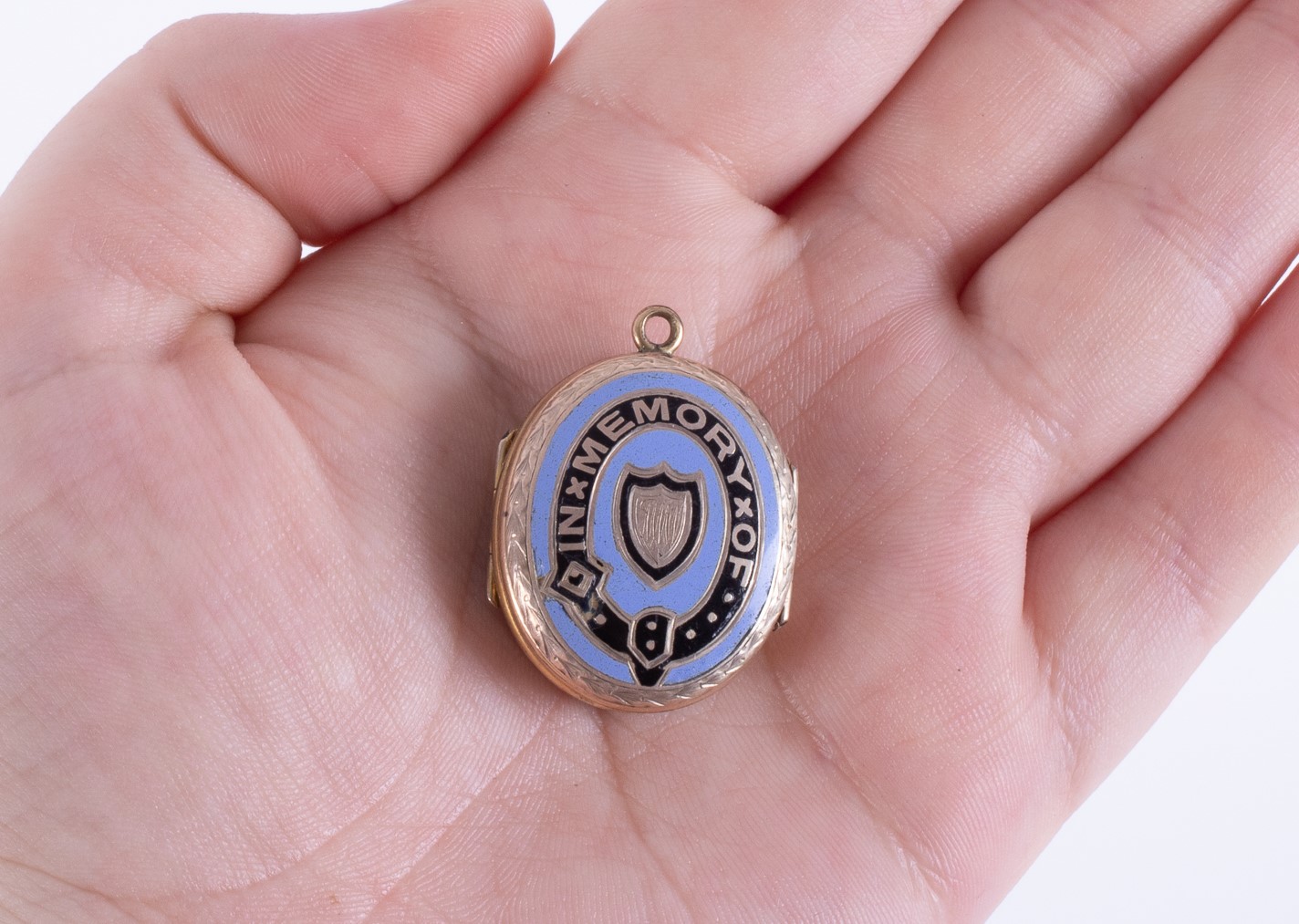 A double sided memorial locket with engraved floral pattern to one side and blue & black - Image 4 of 4