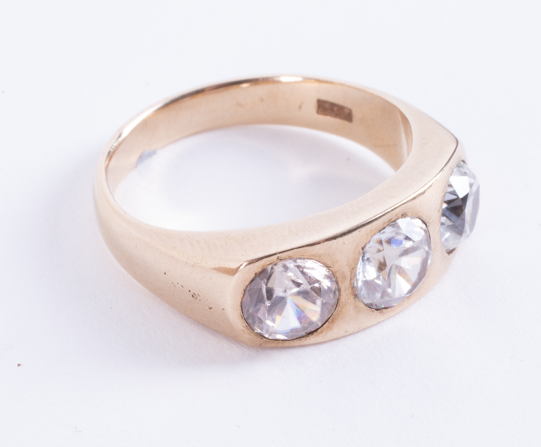 A heavy 18ct yellow gold ring set with three clear paste stones, 7.71gm, size T 1/2. - Image 2 of 2