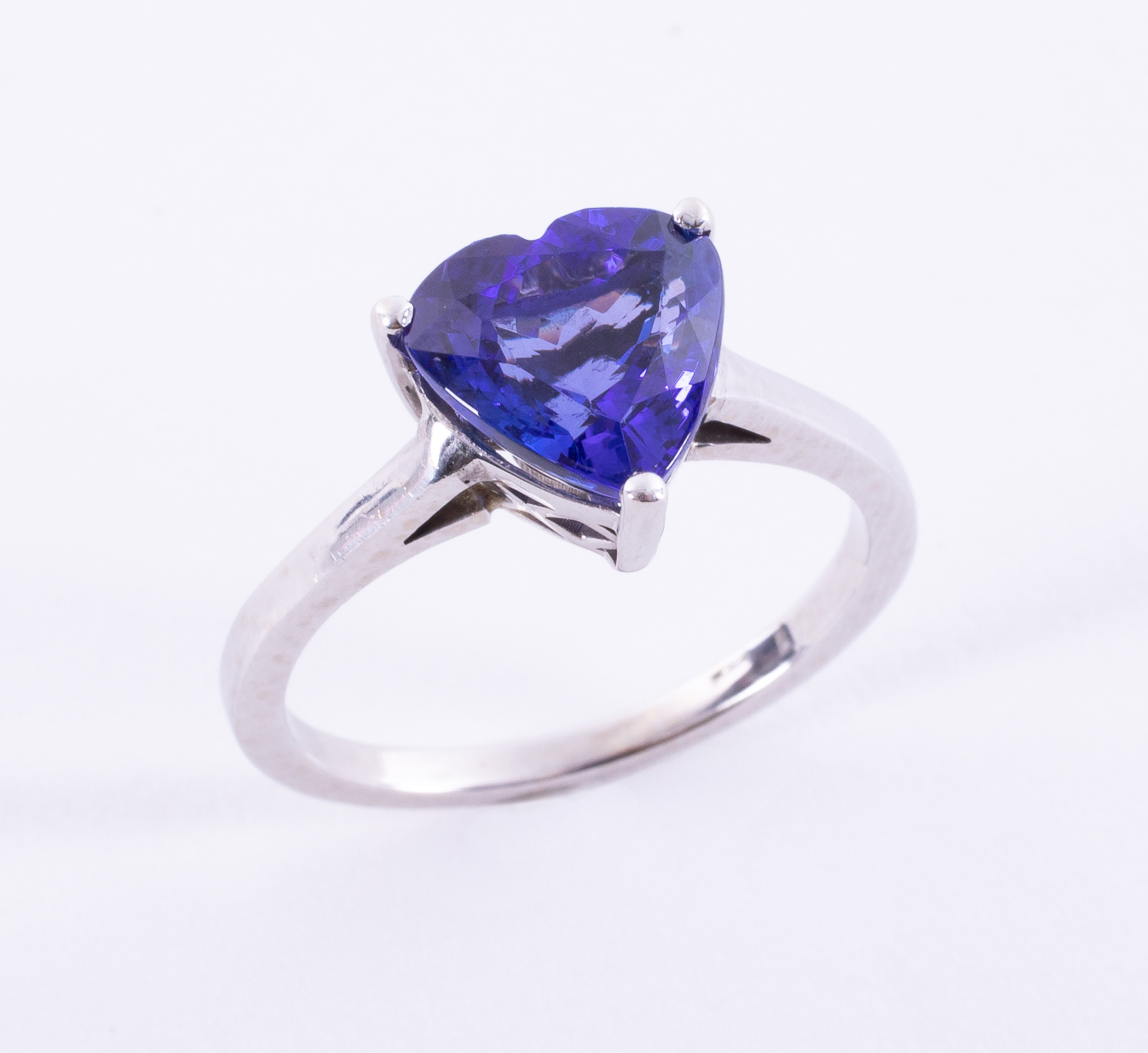 An impressive white gold ring set with a fine heart shaped intense violet blue tanzanite, - Image 2 of 2
