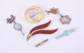 A collection of enamelled jewellery to include a 14k yellow gold bar brooch with green enamel