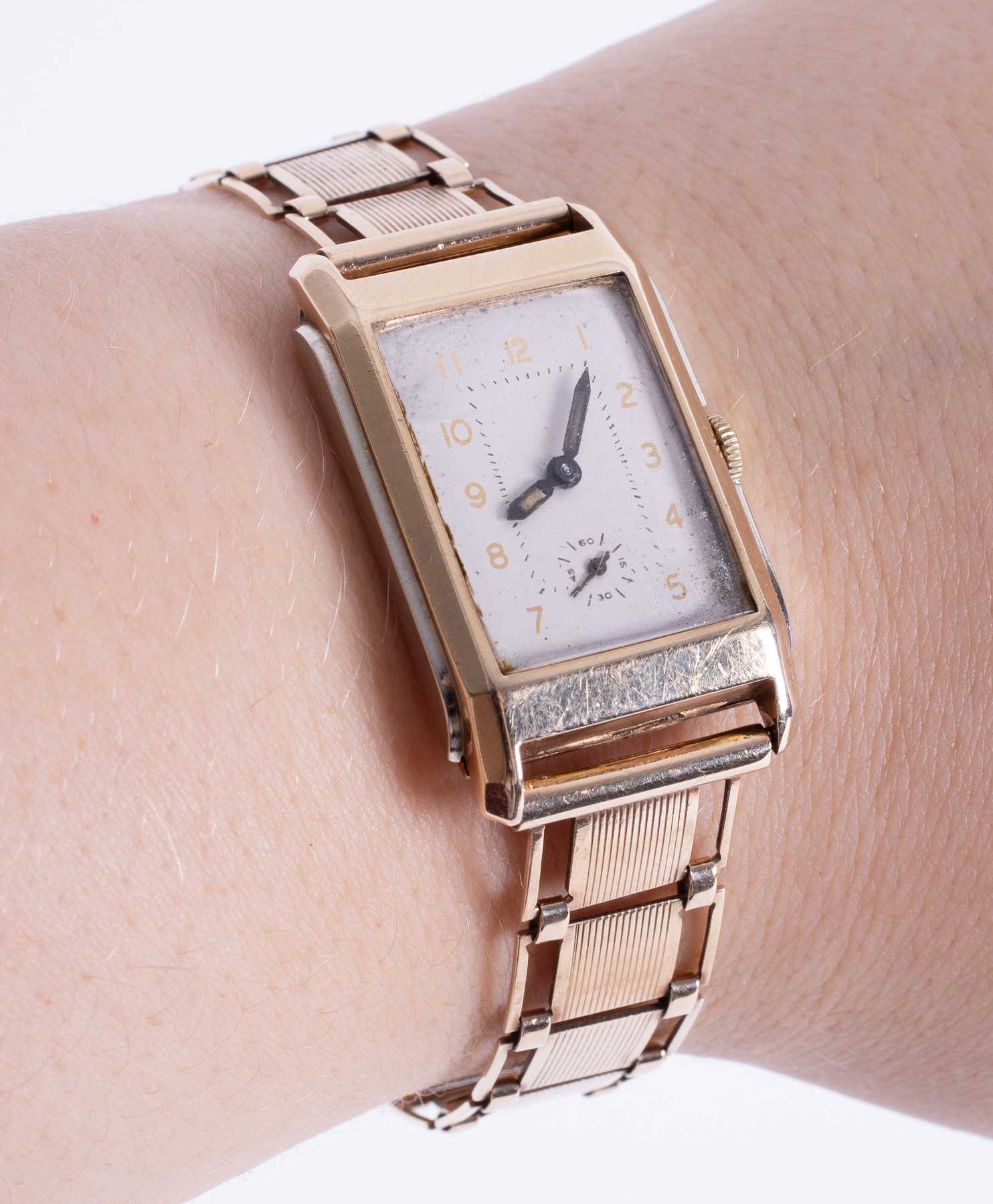 A 9ct yellow gold gent's vintage wristwatch with a rectangular shaped face and a fancy link 9ct - Image 2 of 2
