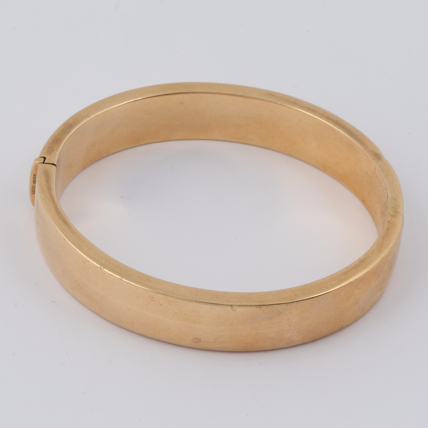 A 9ct yellow gold hinged bangle with push in clasp, inside diameter 6cm x 5cm, 24.00gm