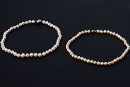 A string of pearls strung to a silver flower clasp set with a central pearl, 16", pearl sizes