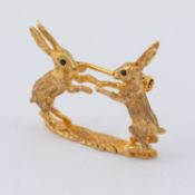 A 9ct yellow gold 'boxing' hare brooch with a tiny round black stone for eyes, measuring approx. 3cm