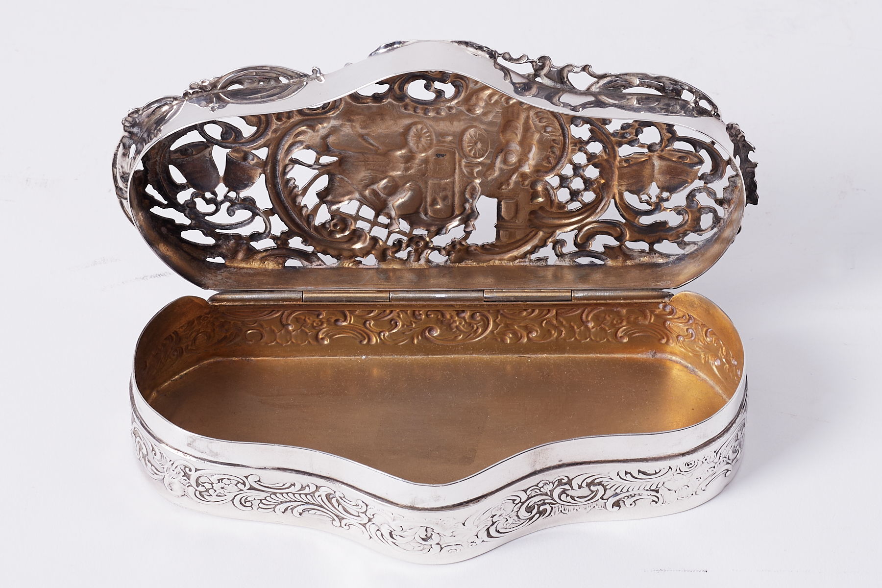 An Edwardian silver box by William Comyns, London 1903/04, of shaped form, the pierced hinged - Image 2 of 3