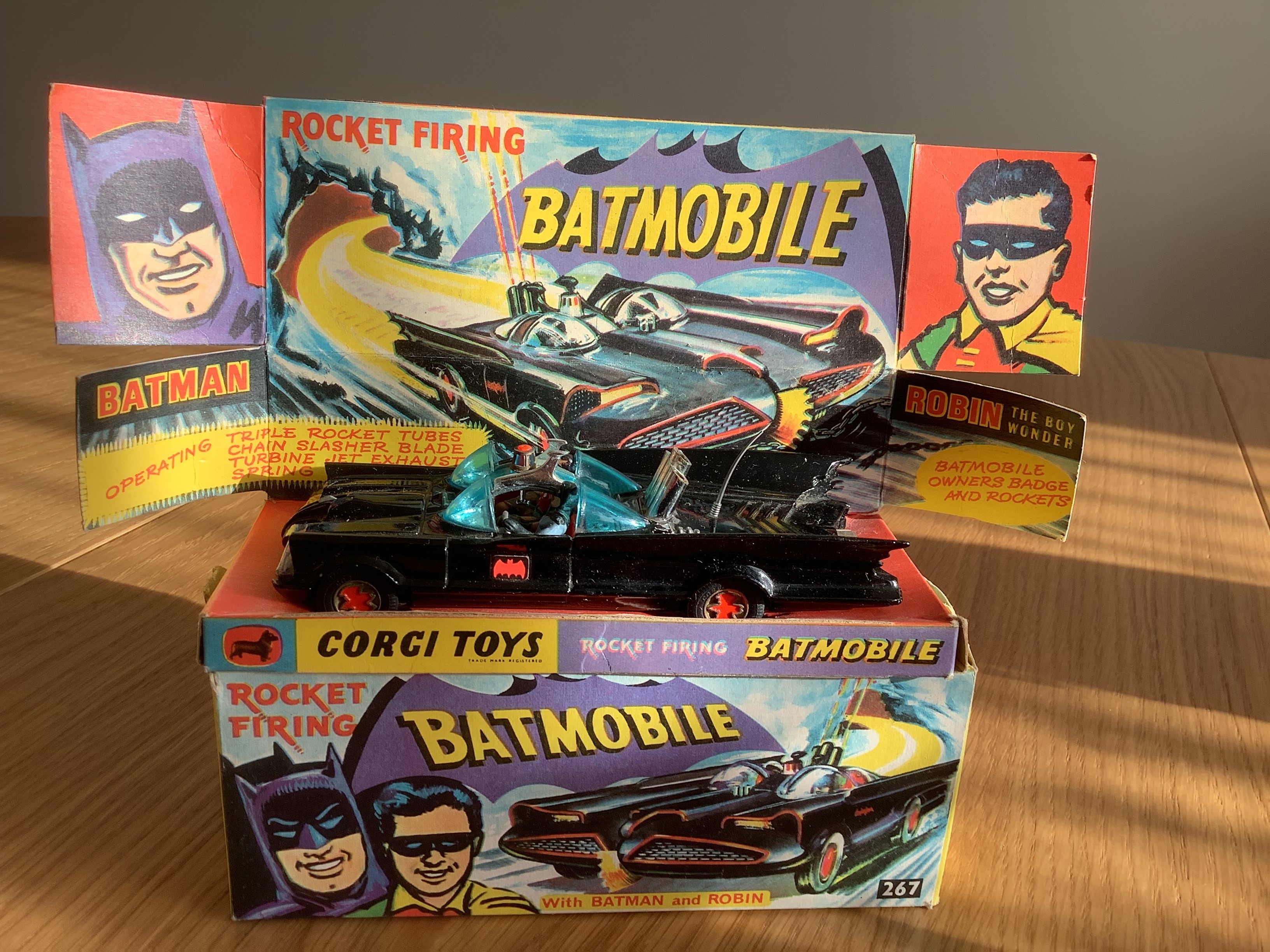 Corgi Toys 267 Batmobile - with yellow rockets (2 loose and the others in a frame), secret - Bild 2 aus 2