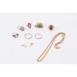 A mixed lot containing a quantity of gold jewellery items to include an 18ct yellow gold twisted