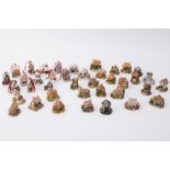 Collection of 25 Lilliput Lane cottages mainly boxed and 14 Snow Cottage,