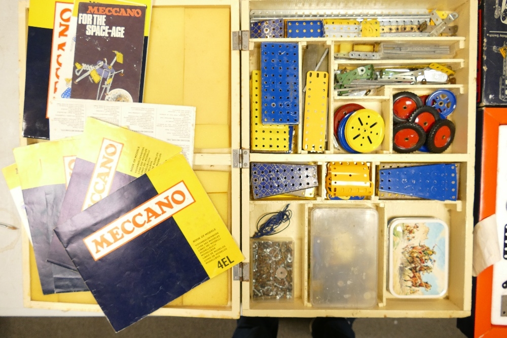 Meccano 4el Boxed Construction set: together with addition box, parts & manuals - Image 2 of 2