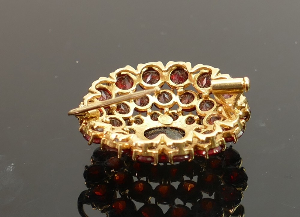 18ct gold garnet set brooch: Gross weight 11.5g, measuring 32mm wide. - Image 2 of 2