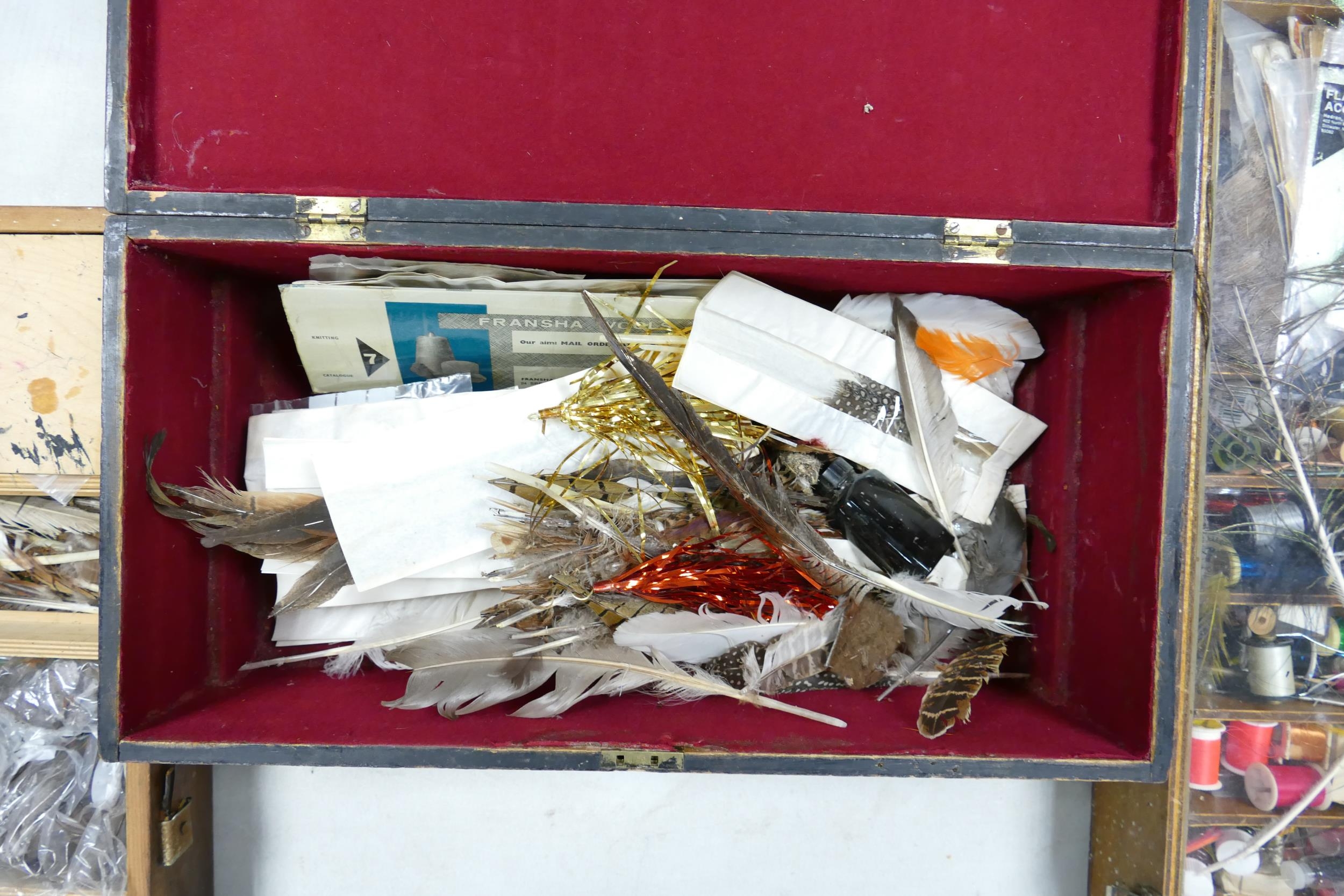 A large collection of vintage Fly Fishing Feathers Yarns, Wires Hooks & accessories: many branded - Bild 3 aus 8