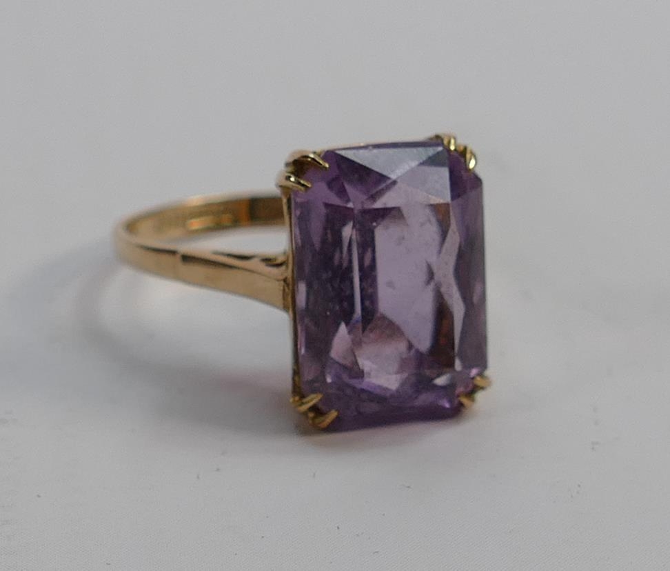 9ct gold ladies dress ring set with amethyst stone: size O, 3.6g.