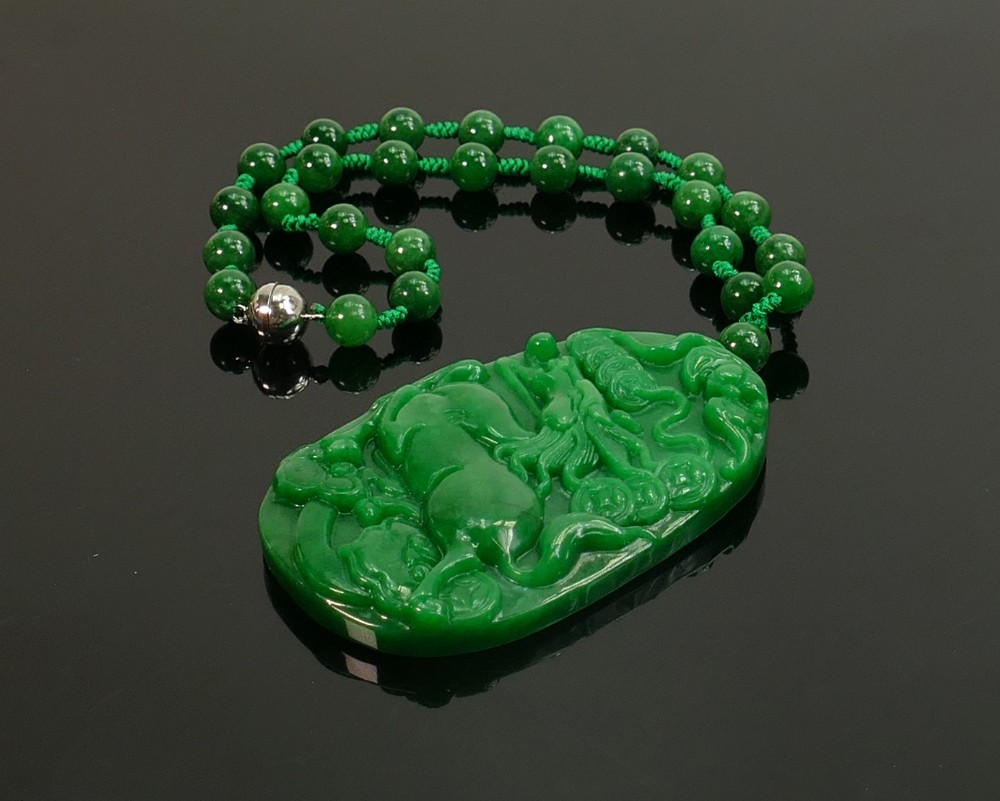 Carved Jade large oval pendant & necklace: Carved with a wild horse, with bead necklace. - Image 2 of 2