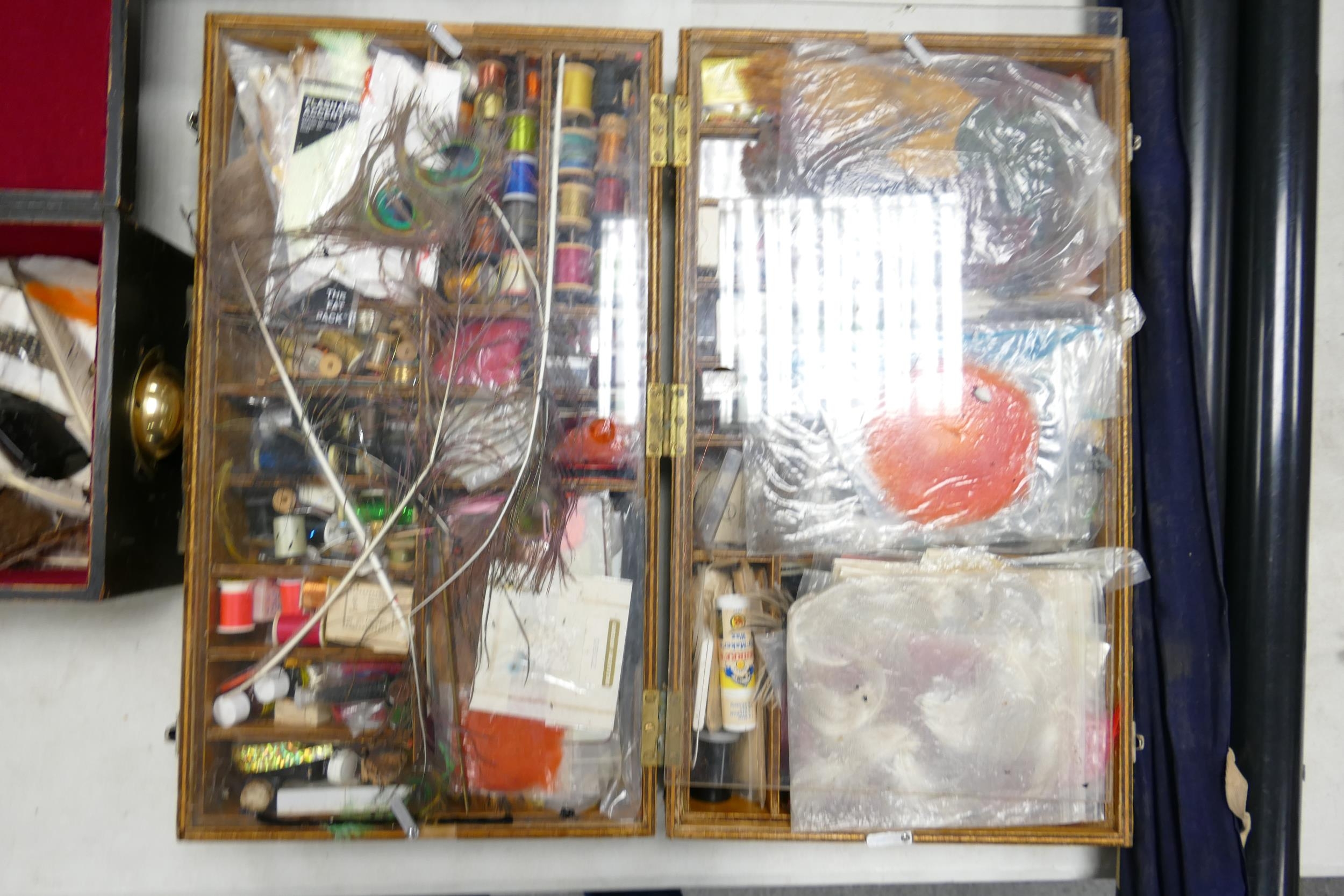 A large collection of vintage Fly Fishing Feathers Yarns, Wires Hooks & accessories: many branded - Bild 6 aus 8