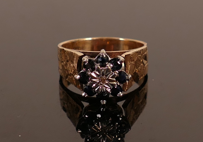 9ct gold ladies dress ring: set with sapphire & diamonds, size P, 5.5g.