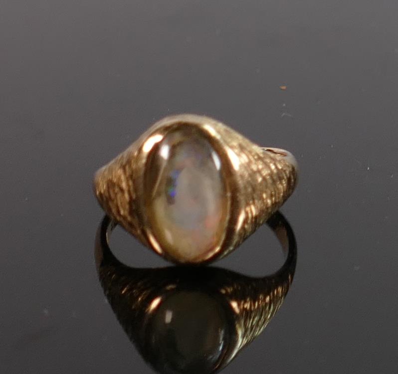 9ct gold ring set with oval opal stone: Stone at fault. Size L, 4.9g.