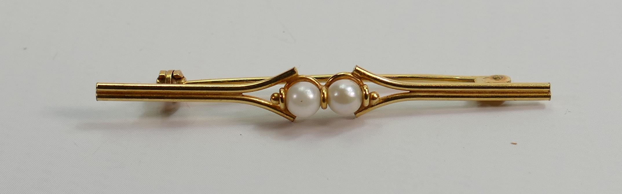 9ct gold bar brooch set with pearls, 2.4g: