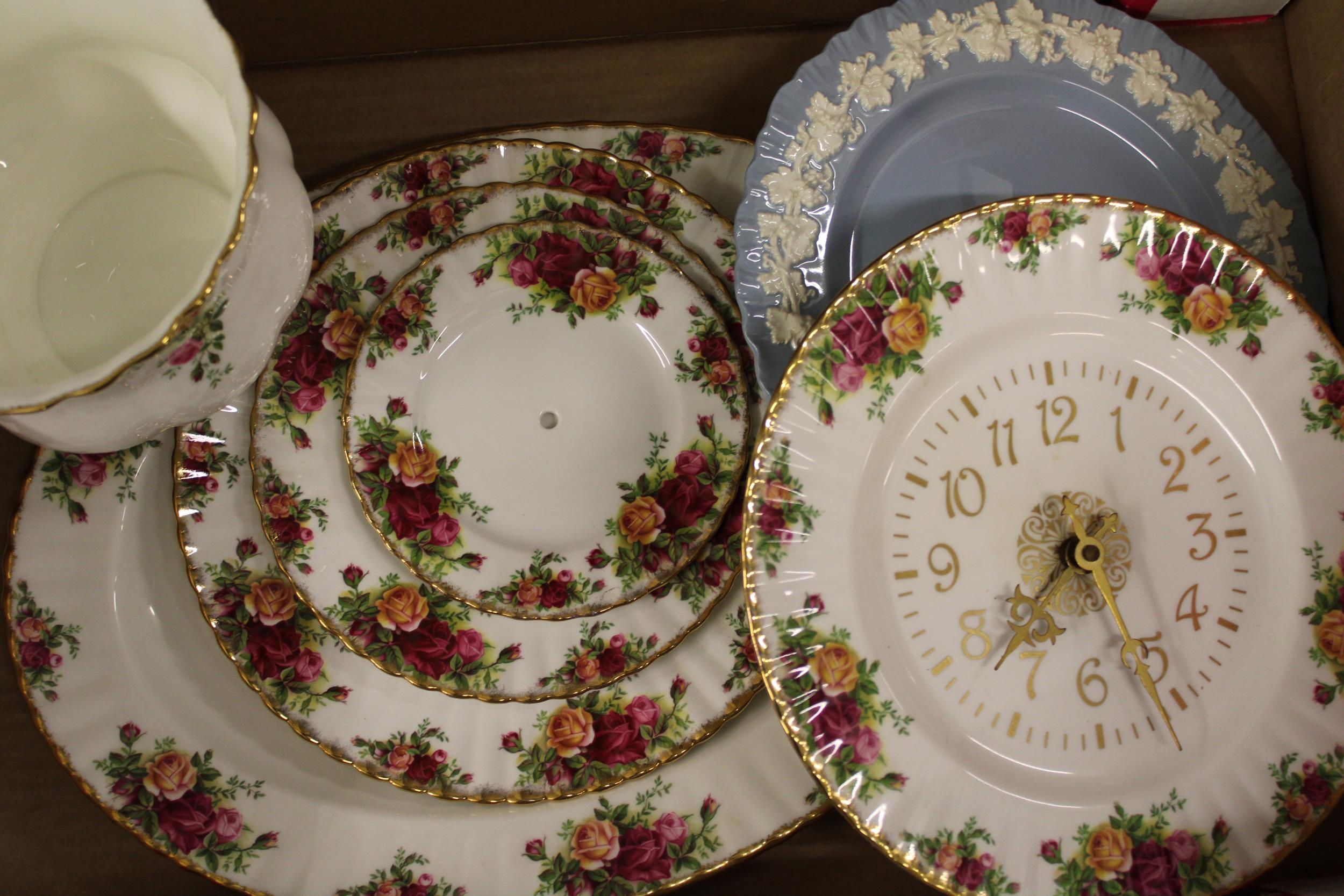 A collection of Royal Albert Old Country Roses items: large oval platter, planter, cake stand ( - Image 2 of 2