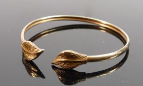 9ct gold leaf bangle, 6.7g: