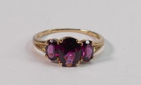 Ladies 9ct Gold Dress Ring: set with red stones, 2.3g, size p