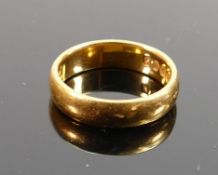 22ct gold wedding ring, size O, 7.7g:
