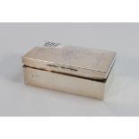 Silver oblong box: hallmarked for Chester 1906, 168g.