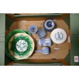 A mixed collection of Wedgwood Items to include: Queensware Commemorative Box, Cabbage Ware,