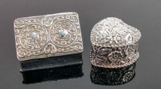 Silver ornate heart shaped box & cover, hallmarked for Birmingham 1890, 28.9g and ornate silver