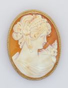 Very large 9ct gold mounted cameo brooch of high quality: Measures 63mm x 50mm x 15mm (max).