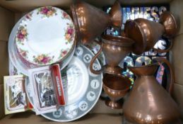 A mixed collection of items to include Copeland Spode wall charger, Wedgwood Highlander plate, Royal