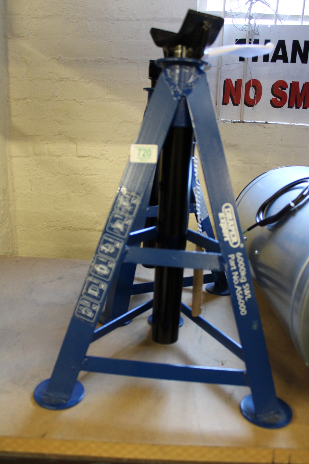 A pair of Draper 6000kg axle stands: