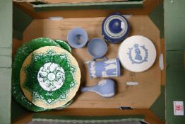 A mixed collection of Wedgwood Items to include: Queensware Commemorative Box, Cabbage Ware,