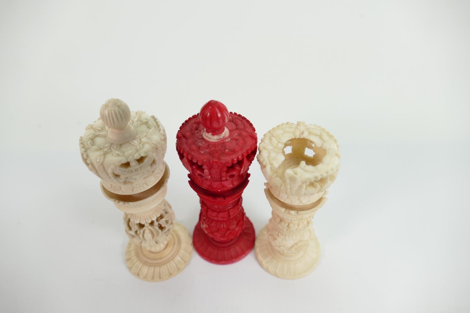 A collection of early Bone Chess Pieces: tallest 9cm,damaged crown on white & top pommel of red - Image 4 of 4