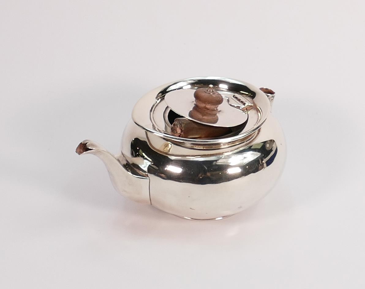 Victorian silver tea pot London 1895: Gross weight with handle 371g. At fault.
