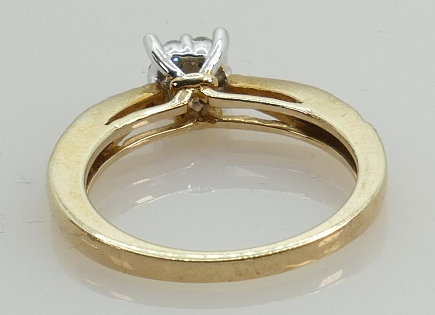Ladies 9ct gold dress ring: Set with Diamonds, 3.9g, size P. - Image 2 of 3