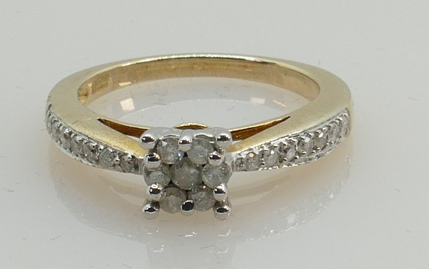 Ladies 9ct gold dress ring: Set with Diamonds, 3.9g, size P.