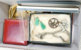 Job lot of old costume & silver jewellery: includes silver & silver metal jewellery including