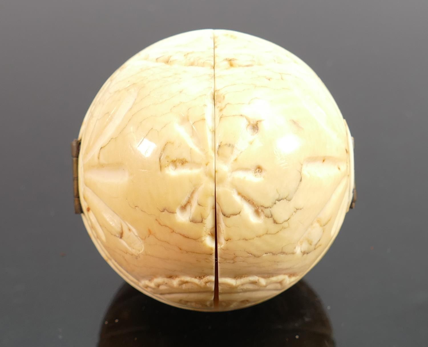 18/19th century Dieppe carved Ivory Triptych with religious scene: Diameter 5cm. Please note that as - Image 2 of 2